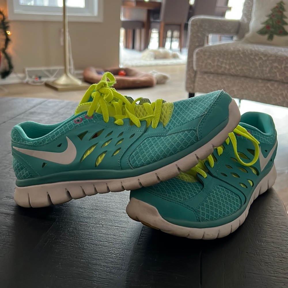 WOMEN’s Nike Sneakers